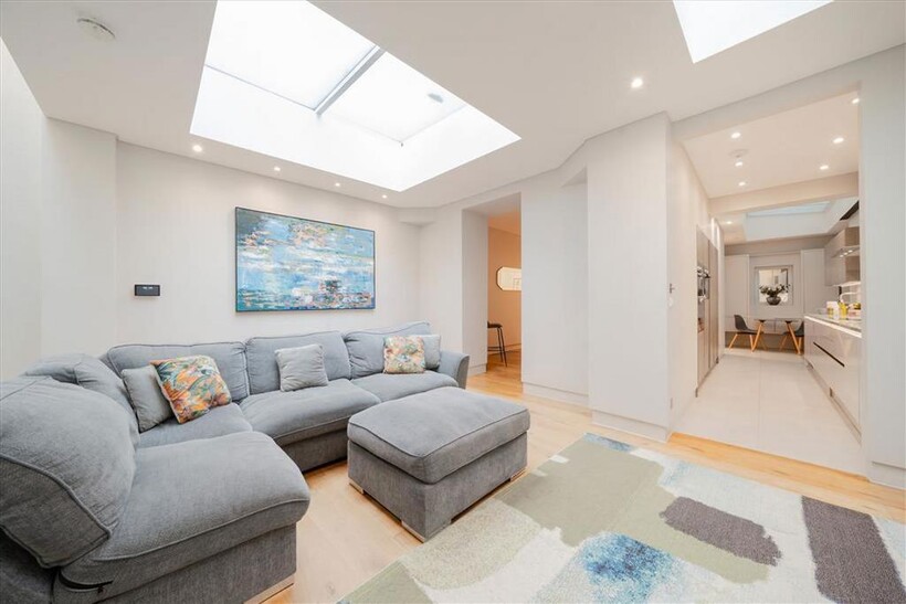 Queen's Gate Mews, London SW7 3 bed house to rent - £8,996 pcm (£2,076 pw)
