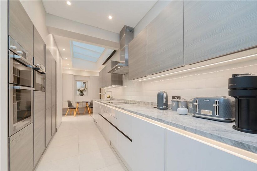 Queen's Gate Mews, London SW7 3 bed house to rent - £8,996 pcm (£2,076 pw)