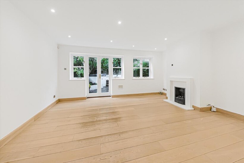 Byron Mews, London, NW3 4 bed flat to rent - £5,997 pcm (£1,384 pw)