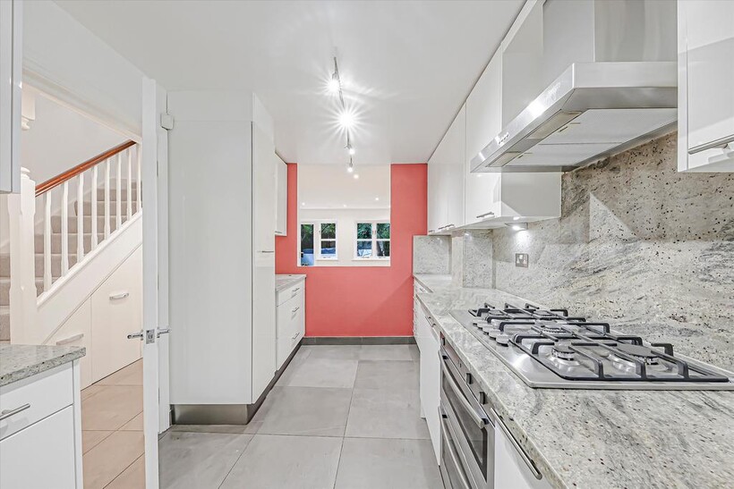 Byron Mews, London, NW3 4 bed flat to rent - £5,997 pcm (£1,384 pw)