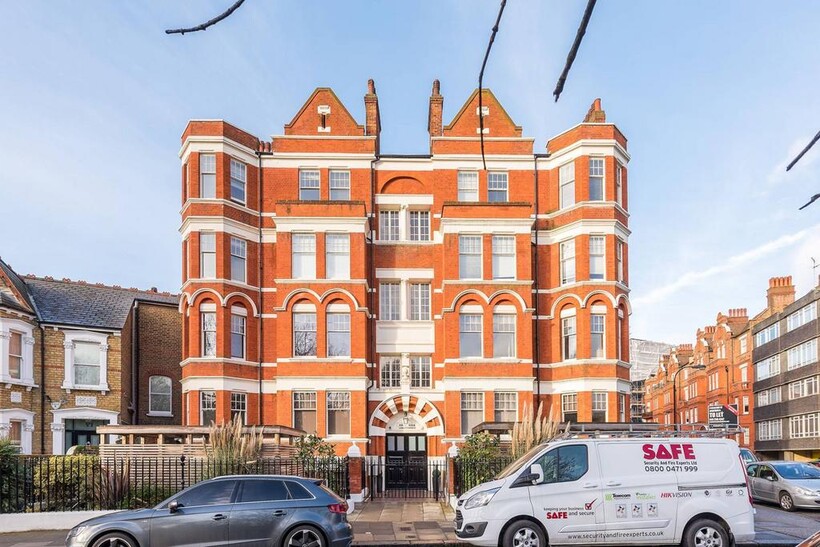 Hamlet Gardens, Ravenscourt Park... 1 bed flat to rent - £2,650 pcm (£612 pw)