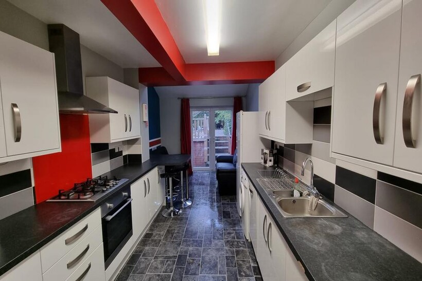 6 bed terraced house to rent Pershore Place, Cove