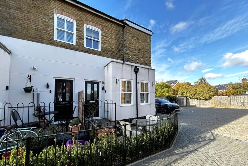 West Byfleet, Surrey,  KT14 1 bed mews to rent - £1,500 pcm (£346 pw)