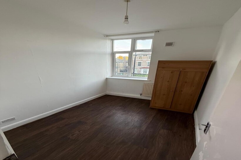 Romford Road, London E7 3 bed flat to rent - £1,950 pcm (£450 pw)