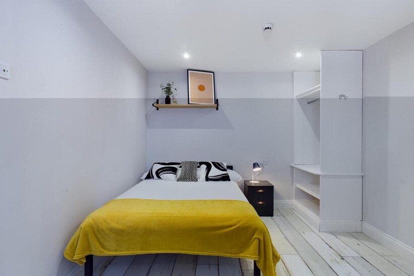 A neat and modern single bedroom featuring a co...