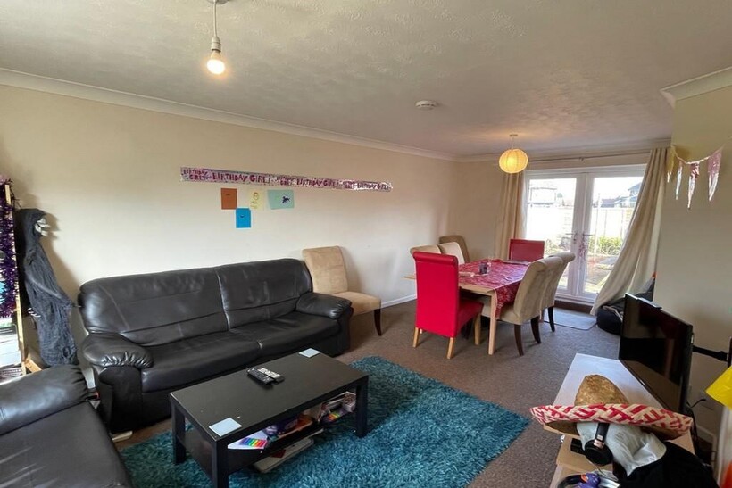 A spacious and inviting large modern living roo...