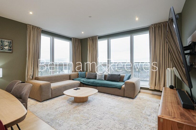 Pump House Crescent, Kew Bridge West TW8 3 bed apartment to rent - £6,750 pcm (£1,558 pw)