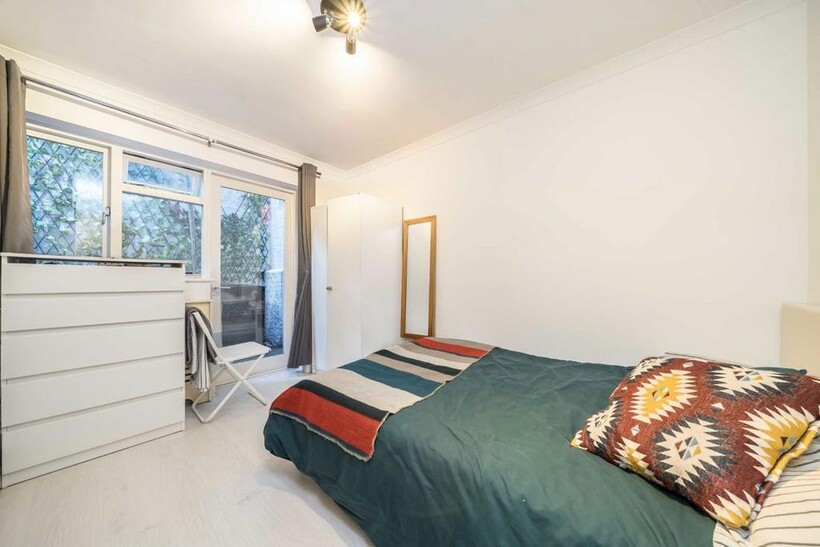 Kensington Gardens Square, London W2 1 bed flat to rent - £1,699 pcm (£392 pw)