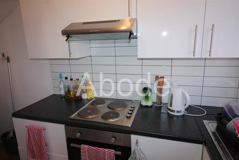 Autumn Grove, Hyde Park, Leeds 2 bed house to rent - £997 pcm (£230 pw)