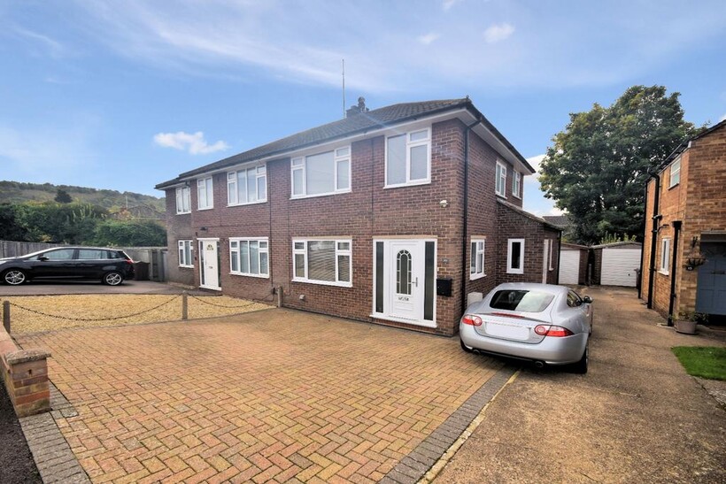 Manor Road, Aylesbury HP22 3 bed semi-detached house to rent - £1,895 pcm (£437 pw)