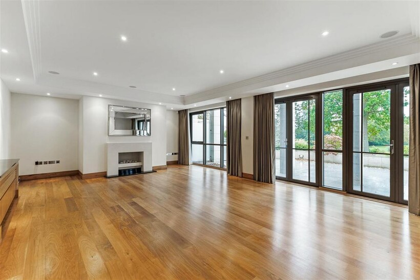 Charters Road, Sunningdale 4 bed flat to rent - £6,750 pcm (£1,558 pw)