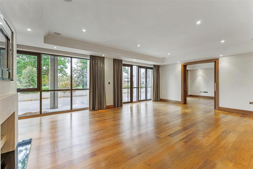 Charters Road, Sunningdale 4 bed flat to rent - £6,750 pcm (£1,558 pw)