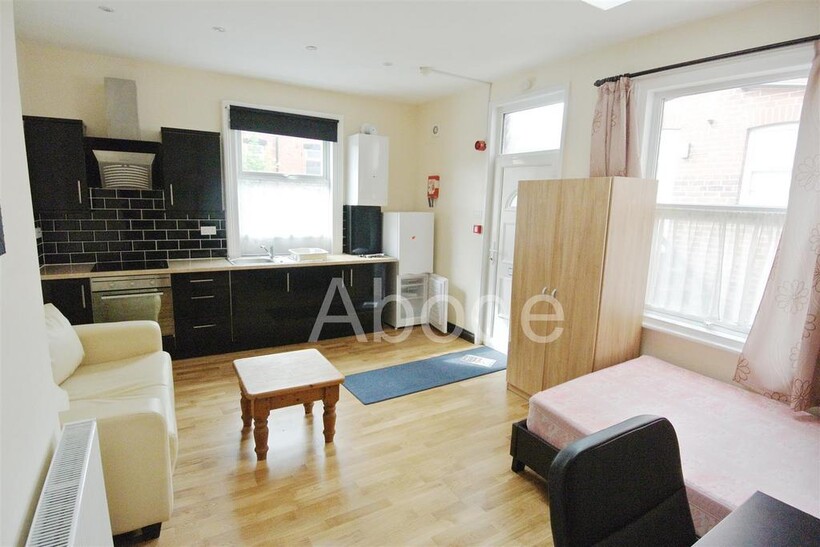 Royal Park Terrace, Hyde Park, Leeds 1 bed flat to rent - £672 pcm (£155 pw)