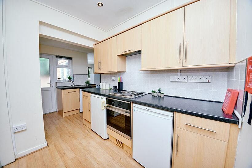 4 Newstead Grove, NOTTINGHAM NG1 4GZ 6 bed end of terrace house to rent - £3,380 pcm (£780 pw)