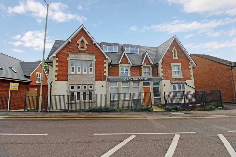 Nightingale Road, Hitchin, SG5 2 bed apartment to rent - £1,370 pcm (£316 pw)