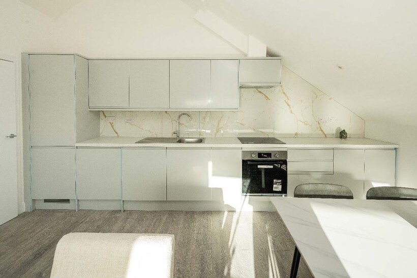 London N9 2 bed flat to rent - £2,150 pcm (£496 pw)