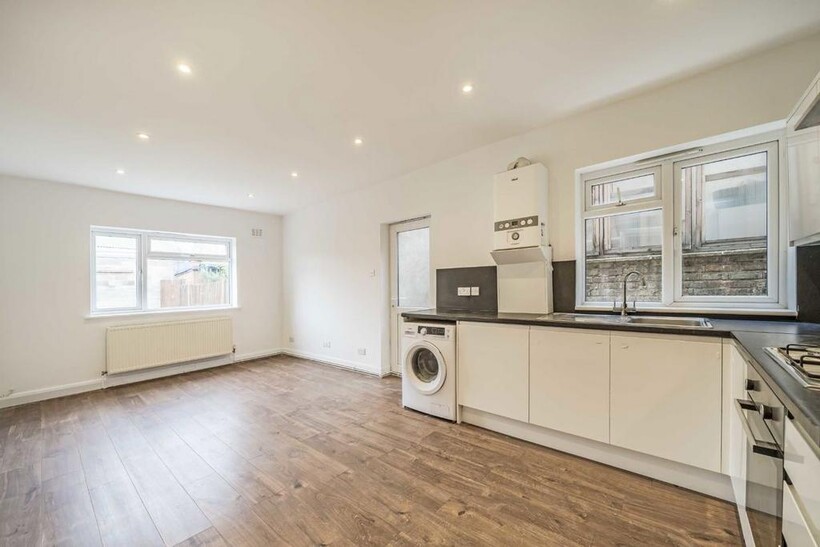 Beaconsfield Road, London NW10 2 bed flat to rent - £1,798 pcm (£415 pw)