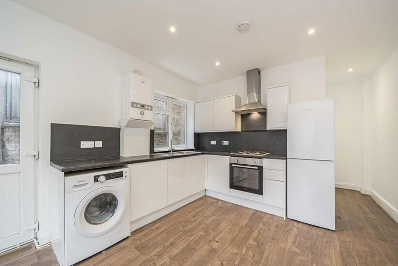Beaconsfield Road, London NW10 2 bed flat to rent - £1,798 pcm (£415 pw)