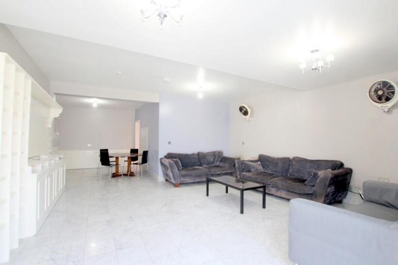 Fishponds Road, London SW17 1 bed in a house share to rent - £870 pcm (£201 pw)