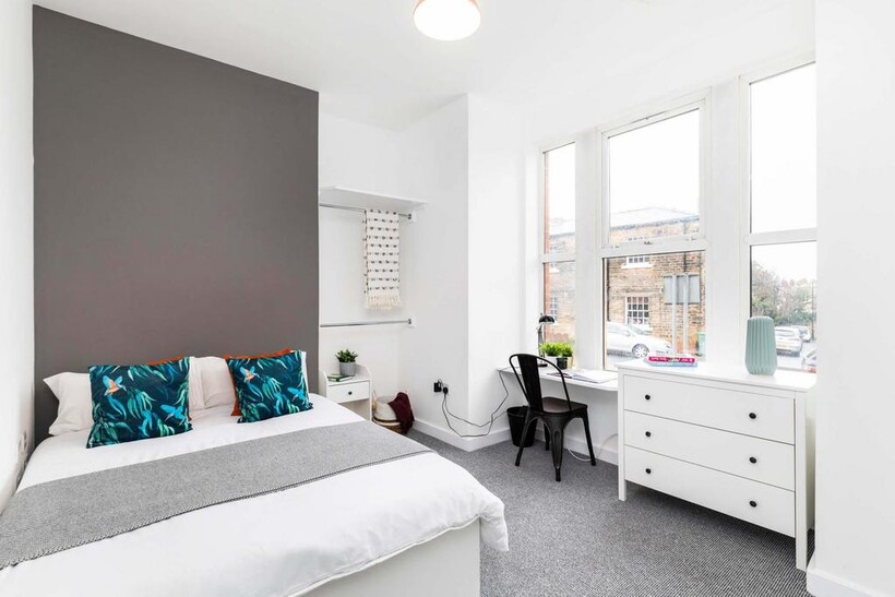 Bright and inviting double bedroom with large w...