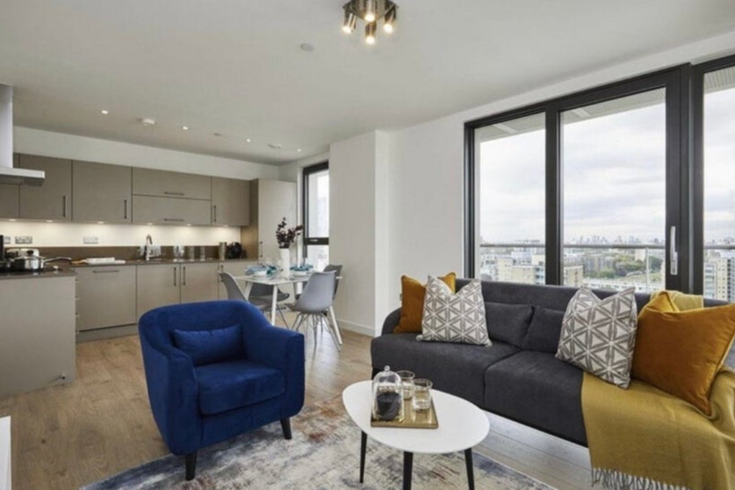 Radial Avenue, London E14 2 bed flat to rent - £2,550 pcm (£588 pw)