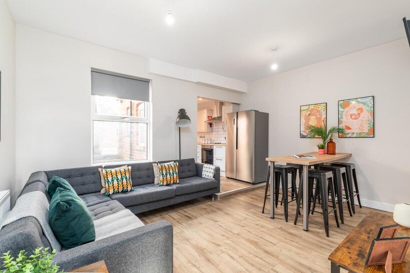 Burley Road, Leeds LS4 6 bed house to rent - £3,666 pcm (£846 pw)