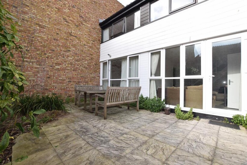 High Kingsdown, Bristol 4 bed end of terrace house to rent - £3,680 pcm (£849 pw)