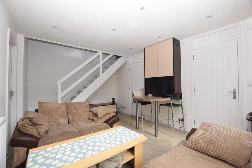 High Kingsdown, Bristol 4 bed end of terrace house to rent - £3,680 pcm (£849 pw)
