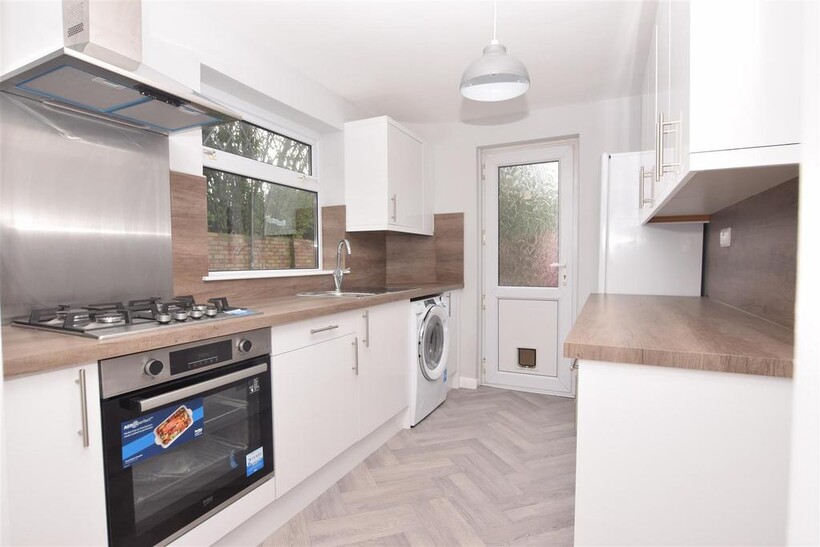 BPC02361, Trentham Close 4 bed semi-detached house to rent - £3,050 pcm (£704 pw)