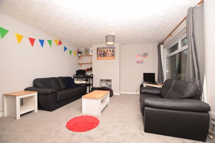 BPC02361, Trentham Close 4 bed semi-detached house to rent - £3,050 pcm (£704 pw)