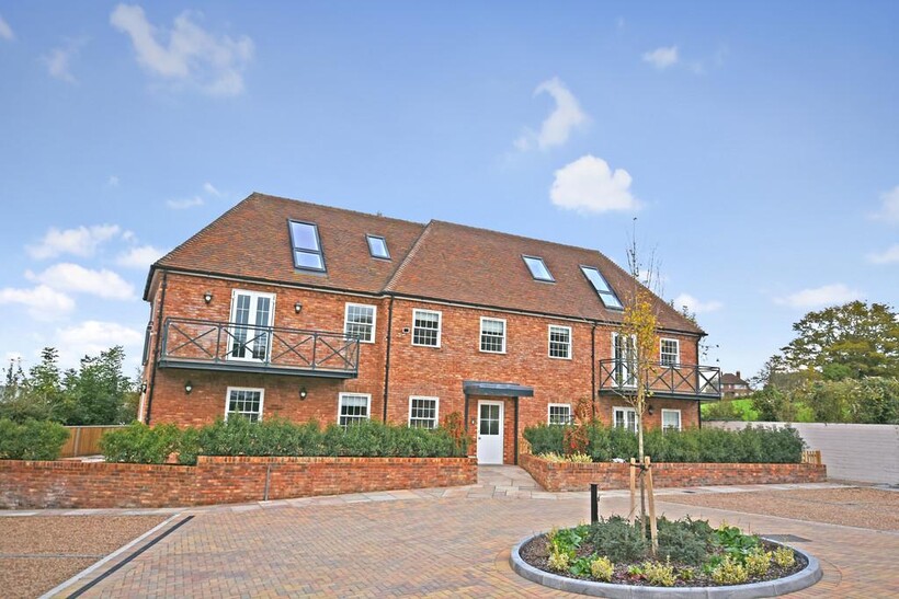 Tenterden, Kent TN30 2 bed apartment to rent - £1,750 pcm (£404 pw)