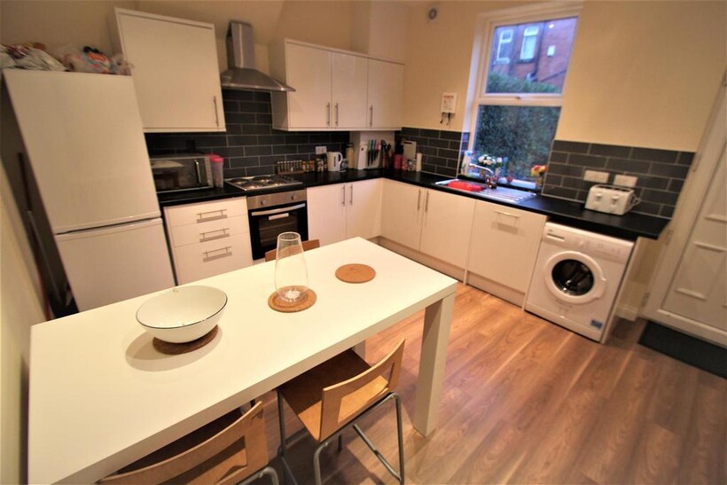 Mayville Place, Hyde Park, Leeds, LS6... 4 bed terraced house to rent - £2,305 pcm (£532 pw)