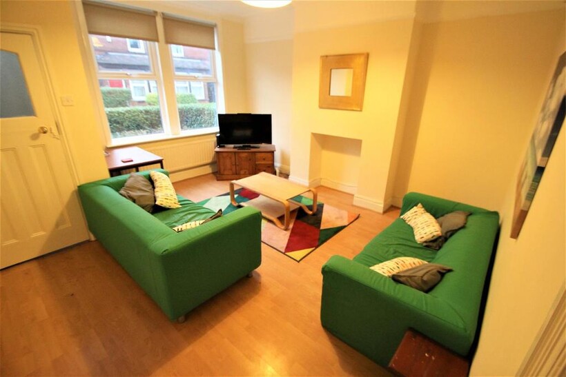Mayville Place, Hyde Park, Leeds, LS6... 4 bed terraced house to rent - £2,305 pcm (£532 pw)