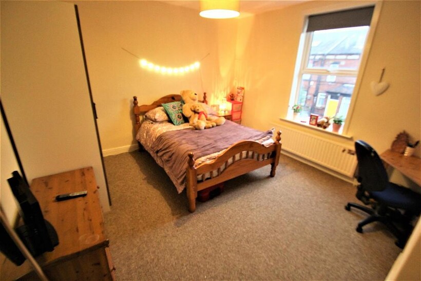 Mayville Place, Hyde Park, Leeds, LS6... 4 bed terraced house to rent - £2,305 pcm (£532 pw)