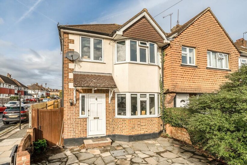 Lincoln Avenue, Twickenham TW2 3 bed house to rent - £2,795 pcm (£645 pw)