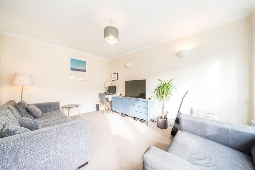 Lincoln Avenue, Twickenham TW2 3 bed house to rent - £2,795 pcm (£645 pw)