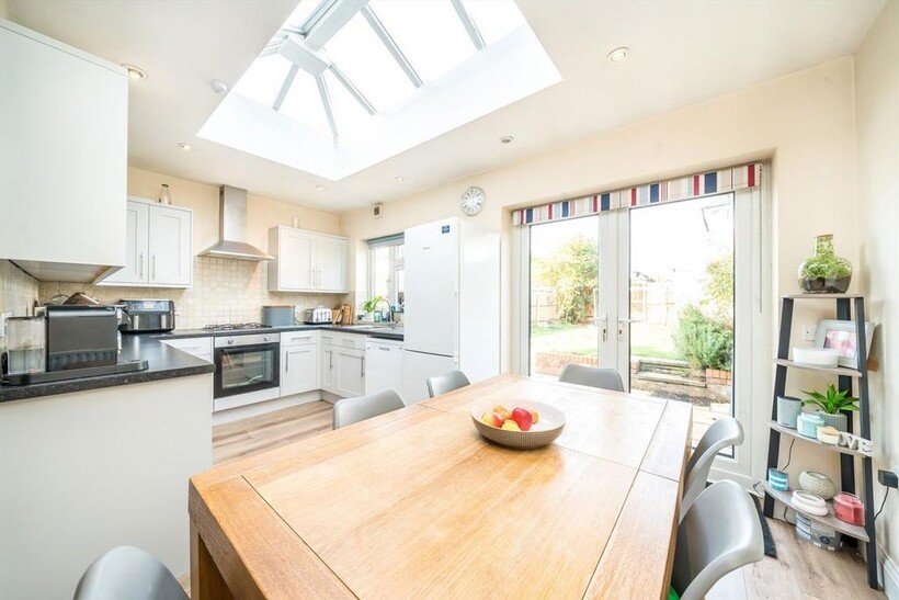 Lincoln Avenue, Twickenham TW2 3 bed house to rent - £2,795 pcm (£645 pw)