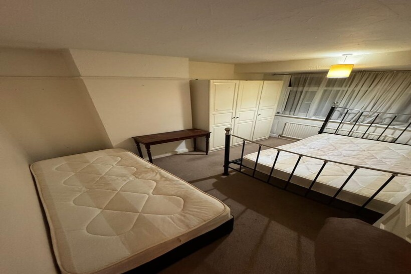 Langley Crescent, Hayes UB3 1 bed in a house share to rent - £949 pcm (£219 pw)