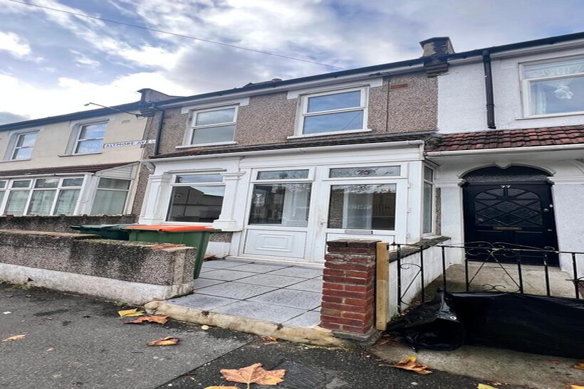 3 bed terraced house to rent Altmore Avenue, Lond