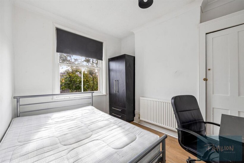 Roundhill Crescent, 4-005.JPG