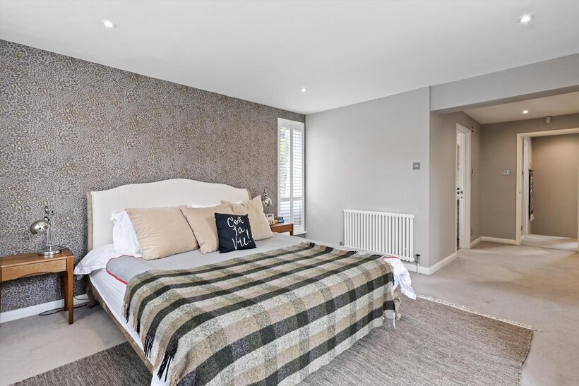 Dartnell Avenue, West Byfleet... 4 bed detached house to rent - £5,100 pcm (£1,177 pw)