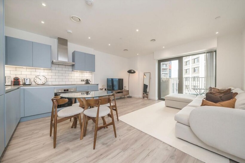 Wales Farm Road, London W3 2 bed flat to rent - £2,197 pcm (£507 pw)