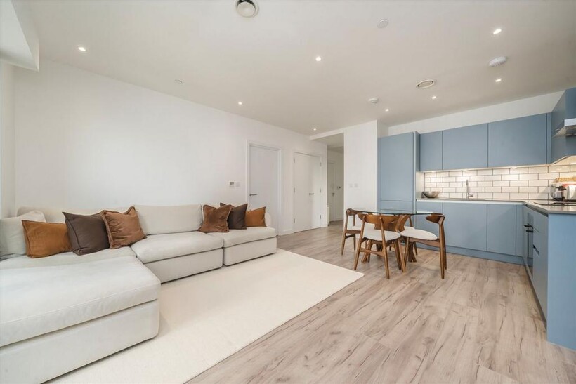 Wales Farm Road, London W3 2 bed flat to rent - £2,197 pcm (£507 pw)