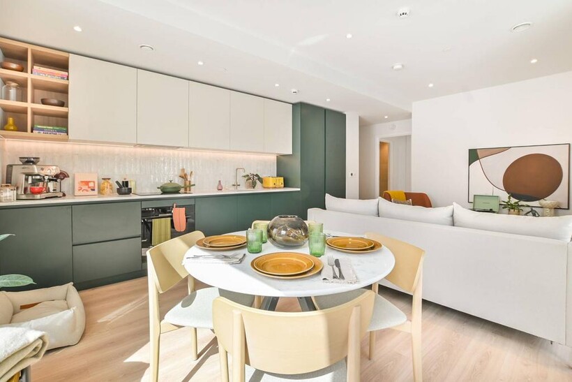 The Maple, Brent Cross, London, NW2 2 bed flat to rent - £2,915 pcm (£673 pw)