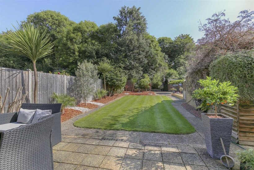 Abercorn Road, Mill Hill 2 bed semi-detached bungalow to rent - £2,295 pcm (£530 pw)