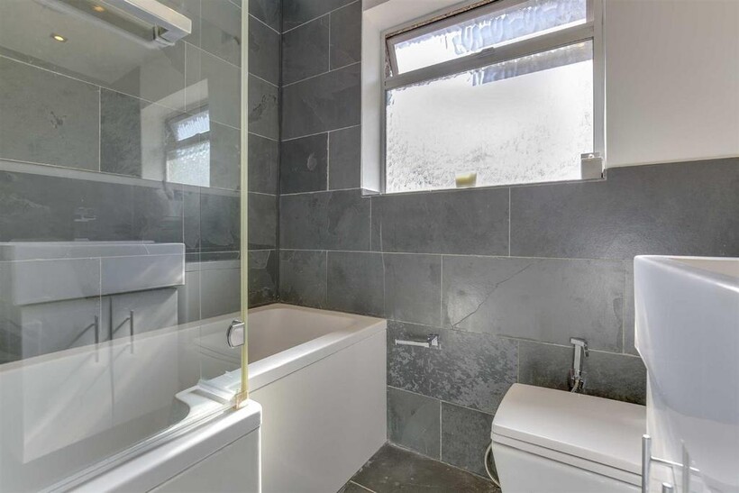 Abercorn Road, Mill Hill 2 bed semi-detached bungalow to rent - £2,295 pcm (£530 pw)