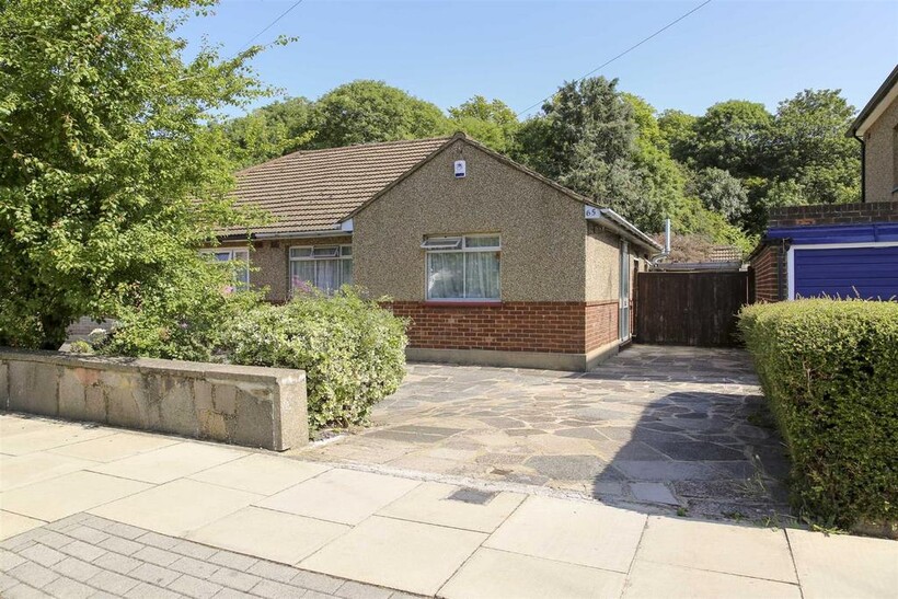 Abercorn Road, Mill Hill 2 bed semi-detached bungalow to rent - £2,295 pcm (£530 pw)