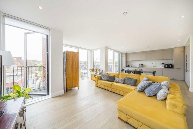 Dersingham Road, London NW2 2 bed flat to rent - £2,496 pcm (£576 pw)