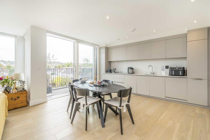 Dersingham Road, London NW2 2 bed flat to rent - £2,496 pcm (£576 pw)