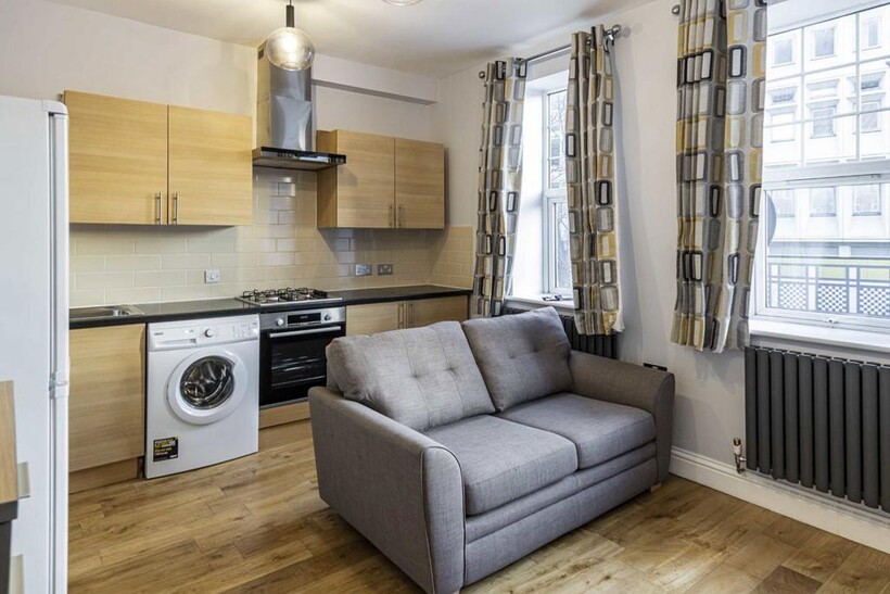 Uxbridge Road, London W12 2 bed flat to rent - £1,798 pcm (£415 pw)